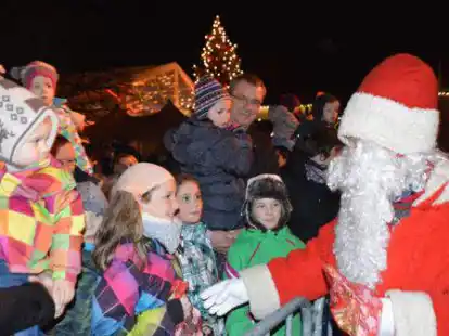 Beliebt: S&uuml;&szlig;e P&auml;ckchen verschenkt der Nikolaus jedes Jahr an Westersteder Kinder. In diesem soll es weniger Gedr&auml;nge geben.