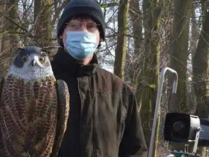 Saatkr&auml;hen-Vergr&auml;mung: Helmut Pieper mit dem Uhu, der mit den Kr&auml;hen in ihrer Sprache kommuniziert.