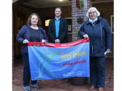 Kerstin Seeland (links), Sascha Stolorz und Gerlinde R&ouml;hr zeigen Flagge.