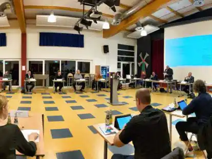 Start mit gro&szlig;er Einigkeit: Der neue Hinteraner Gemeinderate tagte in der Mensa der IGS.