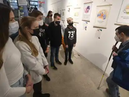 Daniel Dudek (rechts) ist von Geburt an blind. Er hat den Sch&uuml;lern aus Gro&szlig;efehn erkl&auml;rt, wie er tr&auml;umt.