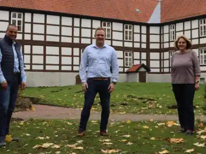 F&uuml;hlt sich rundum wohl an seiner neuen Wirkungsst&auml;tte: Florian Gr&auml;wert (Mitte, mit Ingo Fichter und Edda Masemann). Er ist neuer Leiter der Kita Waldburg in Harpstedt.