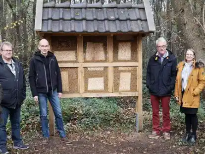 Einweihung des Insektenhotels auf dem Dorfplatz am Reiherweg im Rethorner Ortsteil Kamern: (von links) Anita Kuik, Uwe Hegeler, Wilfried Niehaus, J&ouml;rg Thielhelm, Irina Schwieca (Volksbank) und Klaus Sch&uuml;tte.
