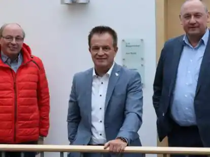 Hermann Block (Mitte) will sich im Februar erneut als B&uuml;rgermeister f&uuml;r B&ouml;sel zur Wahl stellen. CDU-Fraktionsvorsitzender Ludger Beeken (links) und CDU-Gemeindeverbandsvorsitzender Markus Lamping freuen sich dar&uuml;ber.