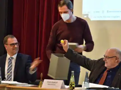 Losentscheid bei der Ausschuss-Besetzung: (v.l) Sascha Ukena und Jens Cramer von der Verwaltung mit dem Ratsvorsitzenden Erich Saathoff (SPD).