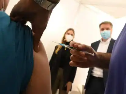 Bei der Er&ouml;ffnung des Impfpunktes waren auch Schlossh&ouml;fe-Managerin Marielena Maltzan und Oberb&uuml;rgermeister J&uuml;rgen Krogmann dabei. 600 Impfungen gab es am ersten Tag. Allerdings wurde nicht jeder, der in der langen Warteschlange stand, geimpft.