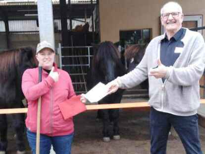 Reinhard Evers &uuml;berreicht Judith Hoex, der Betreiberin des Reiterhofs Trimbser M&uuml;hle, die Spendergelder vom Friesentag auf Hof Iggewarden.