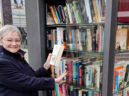 Rita Moormann freut sich noch immer, dass ihre Idee, der &bdquo;offene B&uuml;cherschrank&ldquo;, in Cloppenburg realisiert wurde. Ans Ziel brachte sie eine Fortbildung zur Engagementlotsin, die nun wieder angeboten wird.