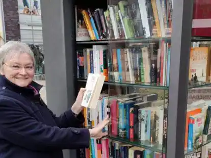 Rita Moormann freut sich noch immer, dass ihre Idee, der &bdquo;offene B&uuml;cherschrank&ldquo;, in Cloppenburg realisiert wurde. Ans Ziel brachte sie eine Fortbildung zur Engagementlotsin, die nun wieder angeboten wird.