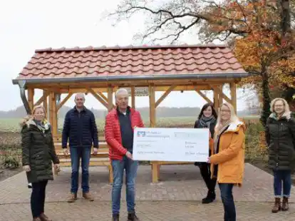 Spenden&uuml;bergabe am Schwebetisch: Christine G&ouml;tting-Fuchs (von links), Hubert Meyer-Rohen, Bernd Meyer-Rohen (alle Vertreter der Dorfgemeinschaft), Pia van de Lageweg, Gabriele Mensing (beide VR-Bank in S&uuml;doldenburg), Michaela Nitsche (Landkreis Cloppenburg)