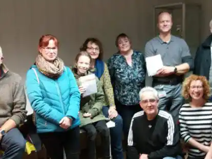 Sabine Hitz (hinten, 3. von rechts) gab in der WTV-Gesch&auml;ftsstelle die Sportabzeichen f&uuml;r das Jahr 2021 aus.