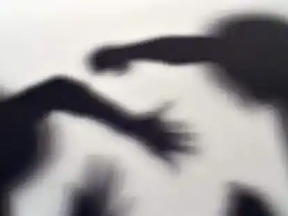 In einer Cloppenburger Diskothek haben zwei junge M&auml;nner einen Securitymitarbeiter und einen Gast angegriffen.