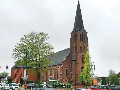 Die Kirche in Garrel wird an diesem Mittwoch rot angestrahlt.