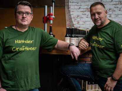 Bieten nun Besichtigungen und Bierbrau-Seminare in ihrer kleinen Brauerei an: Sven Hillen (links) und Rainer Wasserthal.