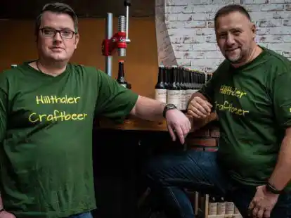 Bieten nun Besichtigungen und Bierbrau-Seminare in ihrer kleinen Brauerei an: Sven Hillen (links) und Rainer Wasserthal.