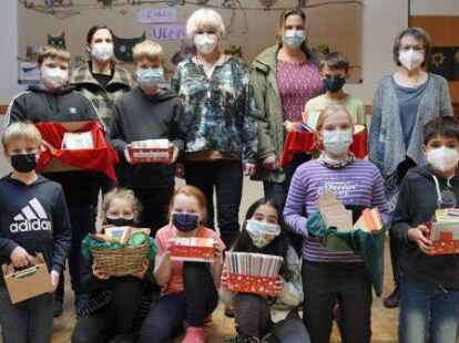 Bei der &Uuml;bergabe der Karten: Viertkl&auml;ssler mit (von hinten links) Schulleiterin Frauke Wisotzka, Kira Wassermann, Andrea K&ouml;pker, Anke Bantele.