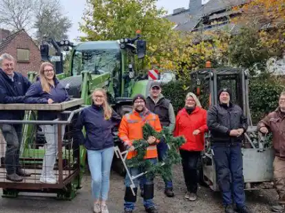 Installierten die Weihnachtsbeleuchtung in Hude-Nord: Lutz Harfst (von links), Ren&eacute;e Harfst, Merle Harfst, Arne Wachtendorf, Hauke T&ouml;njes, Ina Harfst, Michael Osterloh und Sven Loewenstein. F&uuml;r Hude - S&uuml;d waren Norbert Lepthien und Ralf R&uuml;debusch (nicht auf dem Bild) im Einsatz.