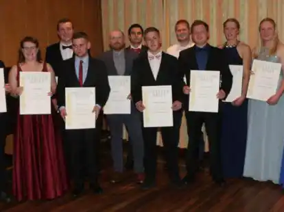 Stolz zeigen die Landwirtschaftsmeister des Abschlussjahrgangs 2021 ihre Meisterbriefe.