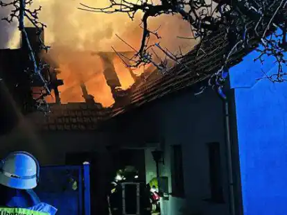 Beim Eintreffen der ersten Feuerwehren schlugen die Flammen bereits aus dem Dachstuhl.