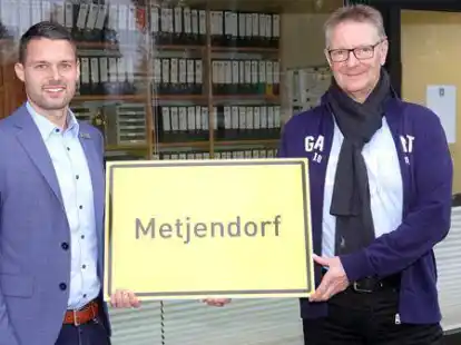 Die LzO für Metjendorf: Filialleiter Patrick Mooy (l.) übergab den Förderbescheid an TV-Vorsitzenden Friederich Veenhuis.