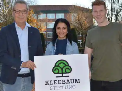 Der Vorstandsvorsitzende der Kleebaum-Stiftung, Dr. Aloys Klaus (links), &uuml;berreichte Schirien Hosseiny und Niklas Rolfes eine Anschubfinanzierung &uuml;ber 5000 Euro.