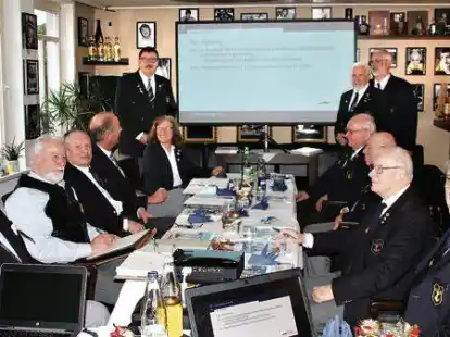 Sprachen &uuml;ber viele Themen: die Teilnehmer des Landesverbandstags der Landesgruppe Nordsee der Marinekameradschaften.