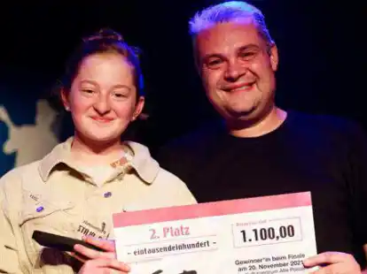 Freuen sich, dass ihr Song &bdquo;Bidder Enn&ldquo; (Bitteres Ende) so gut bei der Jury und dem Online-Publikum ankam: Talea Grensemann (12) aus Gro&szlig;heide und Sven Martens (37) aus Emden.