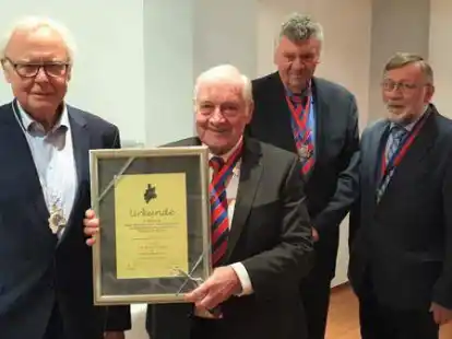 Mit der silbernen Senatorenmedaille und einer Urkunde des Senatoren-Stammtisches Cloppenburg ist beim traditionellen &bdquo;Suurkohl-&Auml;ten&ldquo; Dr. Klaus Weber (von links) ausgezeichnet worden. Es gratulierten Pr&auml;sident Peter Lauer, Vizepr&auml;sident Helmut Veerkamp, Schatzmeister Franz-Josef Feldhaus.
