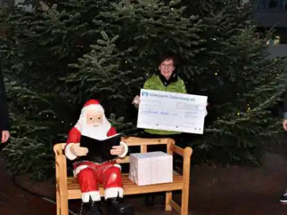 Spenden&uuml;bergabe im vergangenen Jahr (von rechts): Hauke Dierks von den VfL-Fu&szlig;ballern &uuml;bergab den Scheck an Rena Seeger und J&ouml;rg Brun&szlig;en vom Vorstand des Vereins Lachende Kinder.