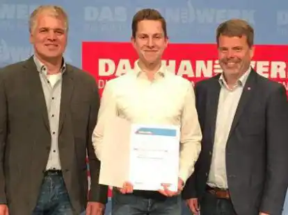 Bruns-Werkstattmeister J&uuml;rgen B&ouml;ckmann (links) und Bruns-Gesch&auml;ftsf&uuml;hrer Markus H&uuml;lsmann (r.) waren die ersten Gratulanten ihres Sch&uuml;tzlings Tom Veit J&auml;geler bei den Ehrungen der Handwerkskammer Niedersachsen in Celle.