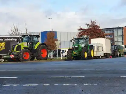 Mahnwache abseits der Kreisstra&szlig;e: Die Landwirte haben sich vor das Edeka-Gel&auml;nde zur&uuml;ckgezogen, k&ouml;nnen aber jederzeit auf die Kreisstra&szlig;e zur&uuml;ckkehren.