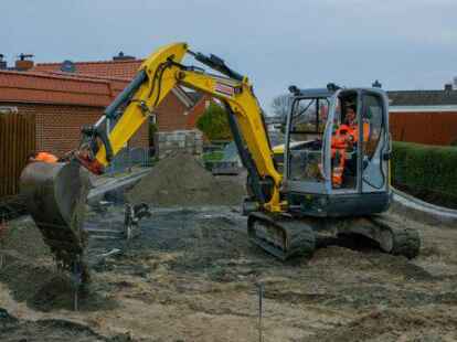 Bagger im Einsatz: Sanierungsarbeiten im Einm&uuml;ndungsbereich Althusiusstra&szlig;e/Geisestra&szlig;e.