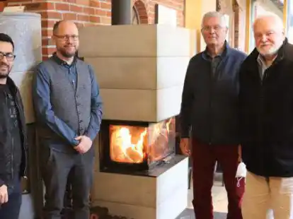 Aras Omar (von links) macht eine Ausbildung im Ofenhaus Colnrade, sehr zur Freude von Bj&ouml;rn Dauskardt (Ofenhaus), Winfried Schreppel und Steffen Akkermann (beide Fl&uuml;chtlingsinitiative Harpstedt).