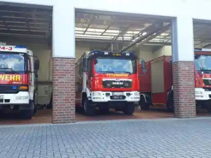 Feuerwehrfahrzeuge, hier in der Halle in Neerstedt: Um Fahrzeuge ging es auch im Ausschuss.