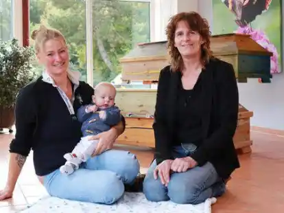 Babybesuch im Bestattungshaus: Ellen Matzdorf (rechts) arbeitet als Bestatterin und Hebamme. Sie betreute auch Laetitia L&uuml;bcke und ihren Sohn.
