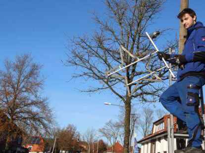 P&uuml;nktlich zur Adventszeit wurde in Bar&szlig;el die Weihnachtsbeleuchtung an der Stra&szlig;e angebracht.