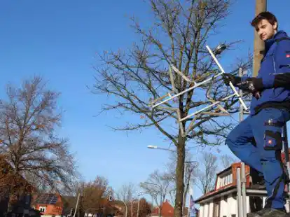 P&uuml;nktlich zur Adventszeit wurde in Bar&szlig;el die Weihnachtsbeleuchtung an der Stra&szlig;e angebracht.