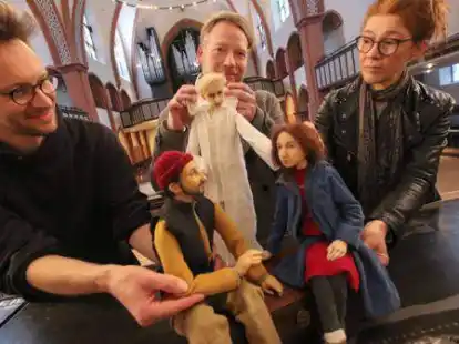 Mechtild Nienaber und Arne Wachtmann (links) haben Maria, Josef und den Engel geschaffen. Pastor Nico Szameitat freut sich, das Ergebnis der Gemeinde am Sonntag pr&auml;sentieren zu k&ouml;nnen (Masken wurden f&uuml;r das Foto abgenommen).