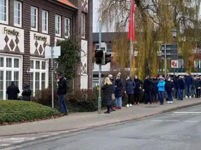 So viele Impfwillige vor dem Feuerwehrhaus in Wildeshausen: Die Aktionen der Kreisverwaltung werden gut angenommen. Das mobile Impfteam arbeitet sich weiter durch den Landkreis.