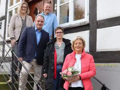 Verabschiedeten Elke Lischkowitz (rechts) als Leiterin der B&uuml;cherei in Harpstedt: (von links) Maren Jehlicka (Samtgemeinde), Samtgemeindeb&uuml;rgermeister Yves Nagel, Woldemar Schilberg (Konrektor Grundschule Harpstedt) und Hilke Harms (B&uuml;chereimitarbeiterin).