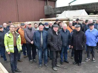 Besichtigung: Hans-J&uuml;rgen K&uuml;hling (vorne links) f&uuml;hrte die Gruppe Mann &uuml; 60 &uuml;ber das Gel&auml;nde der S&auml;gerei.