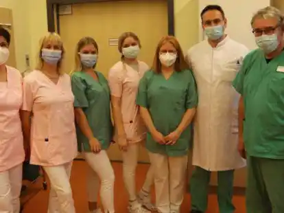 Alle H&auml;nde voll zu tun hatte am Donnerstag das Impfteam an der Helios-Klinik (von links): Kathrin Hettwer, Ute L&ouml;ning, Julia Ertel, Laila Teichmann, Dr. Christina Kroll, Dr. Antonios Balangas und Dr. Hans Schmid