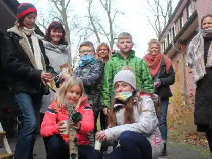 Viertkl&auml;ssler der Grundschule D&ouml;tlingen bef&uuml;llen eine Futterr&ouml;hre. Mit dabei waren (von links) Marianne Bernhard-Beeskow, Antje Oltmanns, Melanie Kahnt-Bock, Elke Wachtendorf und Caroline Sch&uuml;tte.