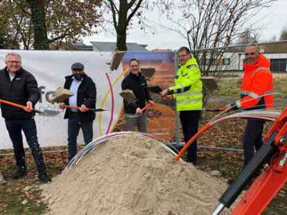 Symbolischer Spatenstich (von links): Gerd Niemann (EWE Netz), Sven Stratmann (B&uuml;rgermeister), Sascha Zink (Glasfaser Nordwest), Klaus Sandmann (Bauamtsleiter) und Carsten H&ouml;finghoff (Glasfaser Nordwest)