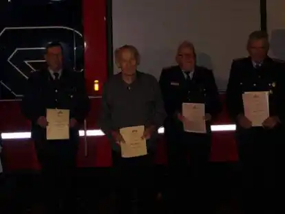 Ehrungen bei der Feuerwehr Kirchhatten: J&uuml;rgen Brumund, Wolfgang Radvan, Alfred Schr&ouml;der, Hermann Staffhorst, J&uuml;rgen Tabken und Stefan Heinke (v. l.).