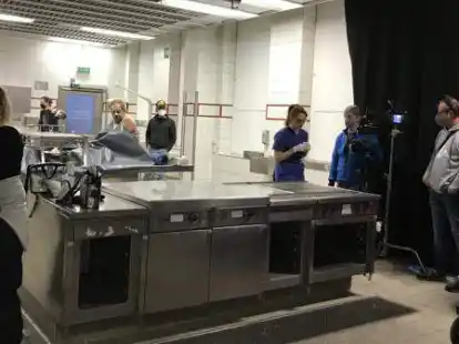 Dreharbeiten in der ehemaligen Gro&szlig;k&uuml;che im Offiziersheim in Aurich: vorne links wird Katharina Behrend (Gundula M&uuml;ller) mit Maskenbildnerin Elke Hahn,  Patrick Joswig (Wolfgang M&uuml;ller) auf dem dem Obduktionstisch, im blauen Kittel Maria Ehrich (Frauke Thanner), die sich in Rupert verguckt hat. Rechts davon Kamera-Assistent