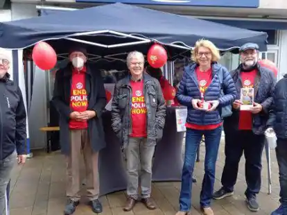 Freuten sich &uuml;ber die tolle Spendensumme (v.l.) Franz Stuke, Hans Bittscheidt, Hermann Seelhorst, Rotary-Pr&auml;sidentin Elisabeth Weber, Holm G. Diedrichs und Michael B&ouml;hmann.