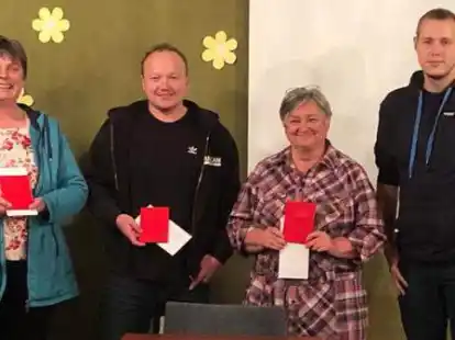 Als neue Mitglieder im SPD-Ortsverband Harpstedt begr&uuml;&szlig;t dessen Vorsitzender Daniel Helms (rechts) Petra Brinkmann, Carsten Schr&ouml;der und Gudrun Stark (von links).