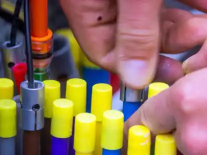 Durch unterschiedlich farbige Leerrohre werden Glasfaserkabel zu den jeweiligen Hausanschl&uuml;ssen eingeblasen (Symbolbild): Auch viele Menschen in der Gemeinde Apen hoffen, bald &uuml;ber einen Glasfaseranschluss zu verf&uuml;gen. Die Deutsche Glasfaser will das Netz in der Gemeinde ausbauen.