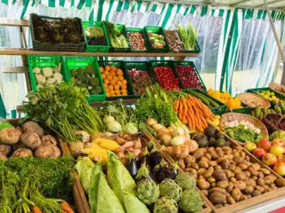 Frisches Obst und Gem&uuml;se: Das gibt es auch zum Start des kleinen Wochenmarktes am Samstag in Klein Scharrel.